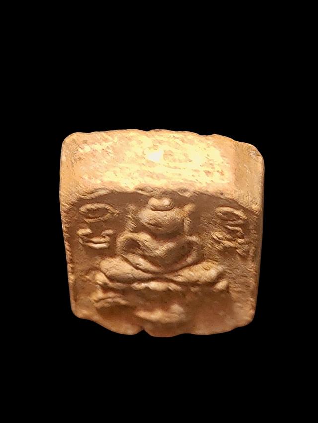 พระพิมพ์นั่งไก่ เนื้อดิน วัดพระงาม อยุธยา 3