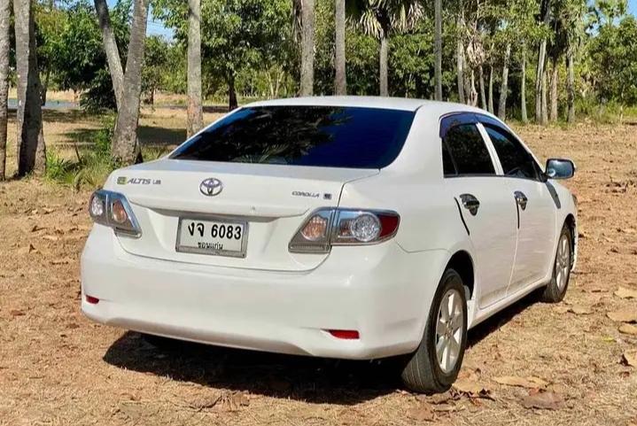 Toyota Corolla Altis สีขาว 4