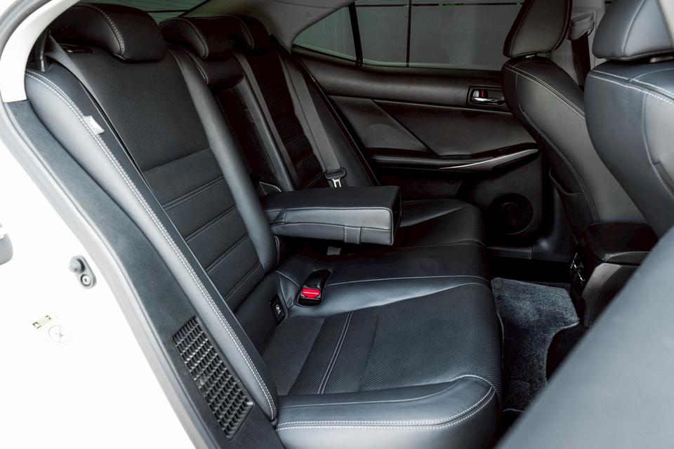 รหัสรถ CBL4343 LEXUS IS300h 2.5 Luxury AT 2016 รูปที่ 8