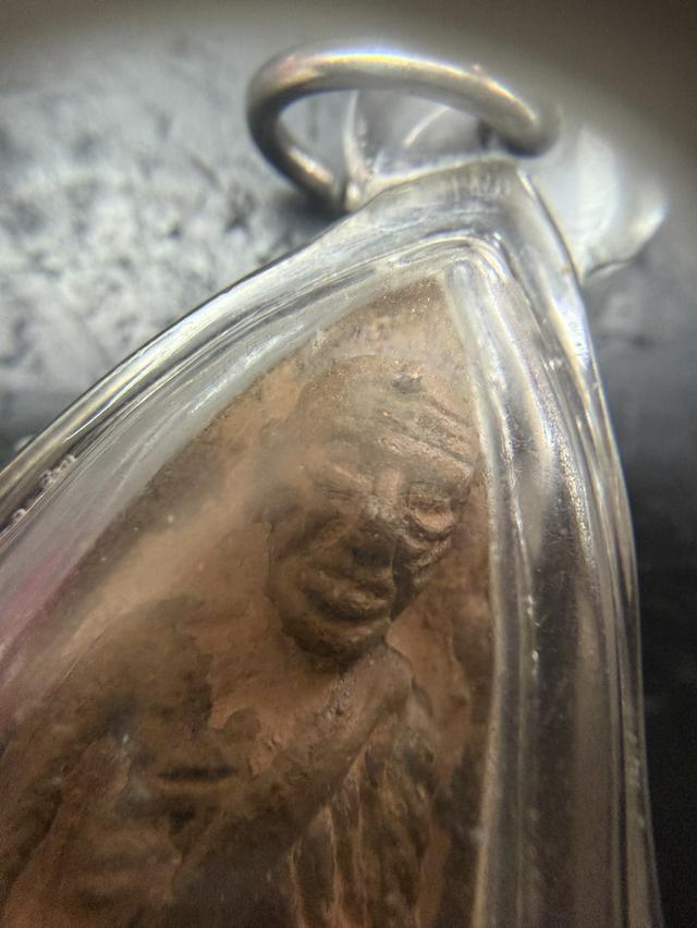 พระเครื่อง หลวงพ่อรวย พิมพ์หลวงปู่ทวด เนื้อดินไทย รุ่นแรก รูปที่ 4