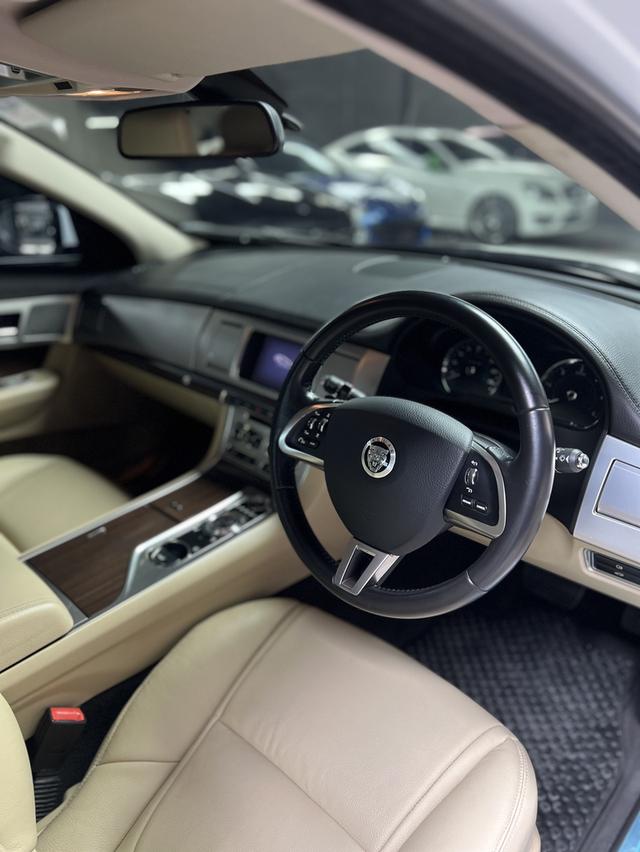 Jaguar XF 2.2D  4