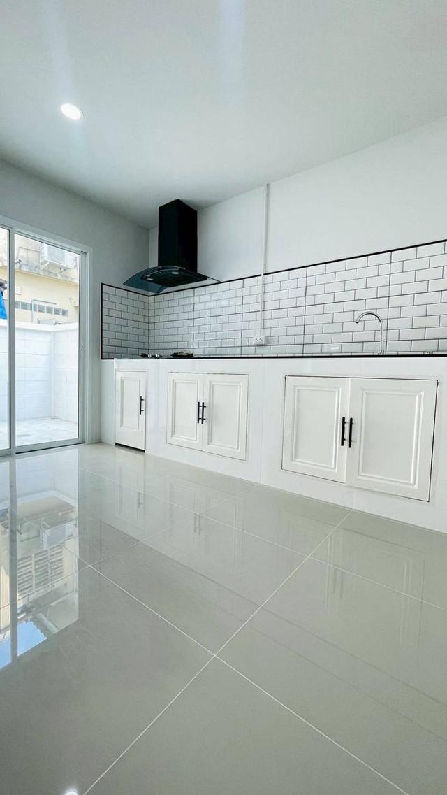 หมู่บ้านบุศรินทร์ ถนนบ้านกล้วย-ไทรน้อยทาวน์เฮาส์ 2  ชั้น ฟังก์ชันครบ ในโครงการ L&H ทำเลซอยบ้านกล้วย ใกล้รถไฟฟ้า 8