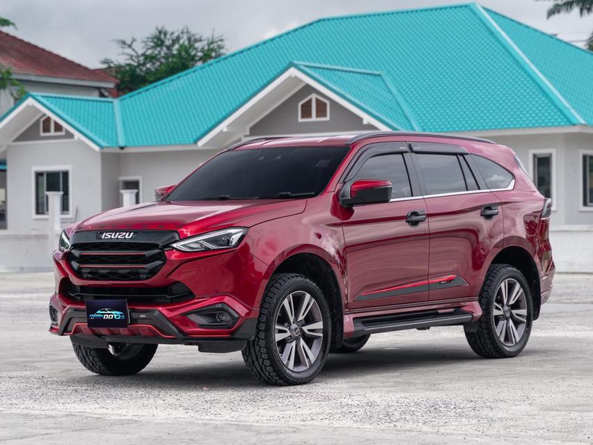 Isuzu MU-X 3.0 Ultimate 2WD 2023 สีแดง รุ่นท็อป 2WD รถเดิมๆจากโรงงาน