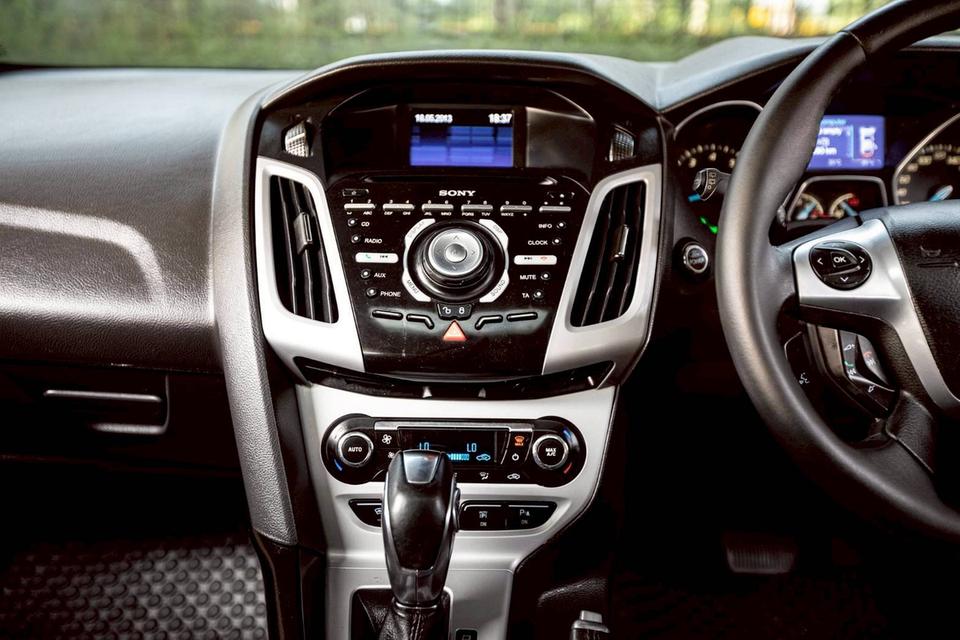 Ford Focus 2.0 Sunloof Sport สีขาว  ปี 2014 ท๊อปสุด มือเดียว ขับดีมากๆ 16