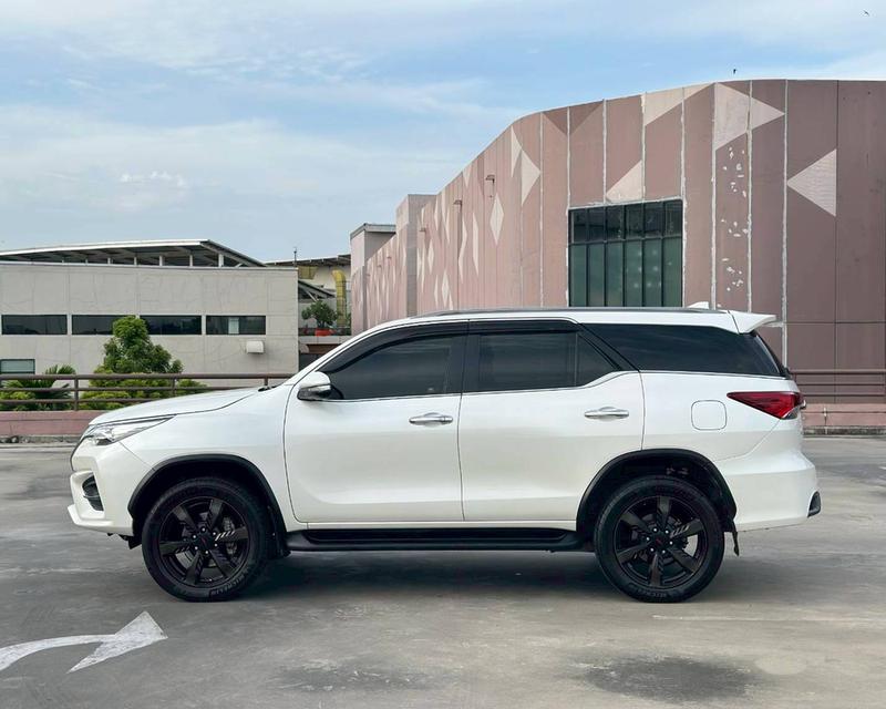 Toyota Fortuner 2.8 TRD เกียร์ออโต้ 4WD สีขาวมุก ปี 2017 จด2017 แท้ 7