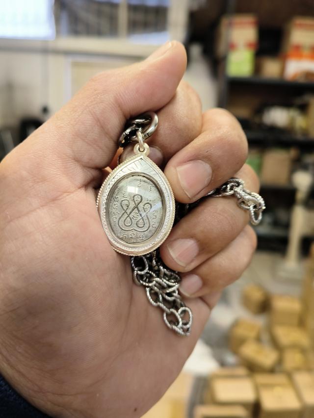 เหรียญปราบอั่งยี่ (เนื้อดีบุก) หลวงพ่อแช่ม วัดฉลอง ออกวัด ชนะสงคราม 2485(หูไม่ตัด)สวย สมบูรณ์ (รับประกันทุกกรณี) เลี่ยมเงินมาก็1500บาท แล้วครับ รูปที่ 4