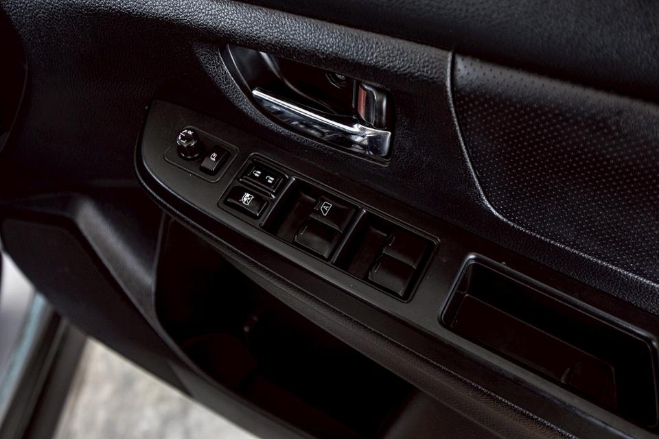 Subaru Xv 2.0 AWD สีเทา ปี 2015 แร๊ปกันรอยสีเทาด้านไว้ทั้งคัน 19