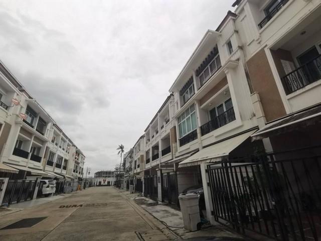 ขายพร้อมผู้เช่า ทาวน์โฮม 3 ชั้น บ้านกลางกรุงพระราม3 Baan Klang Krung Rama 3 ถนนยานนาวา ช่องนนทรี