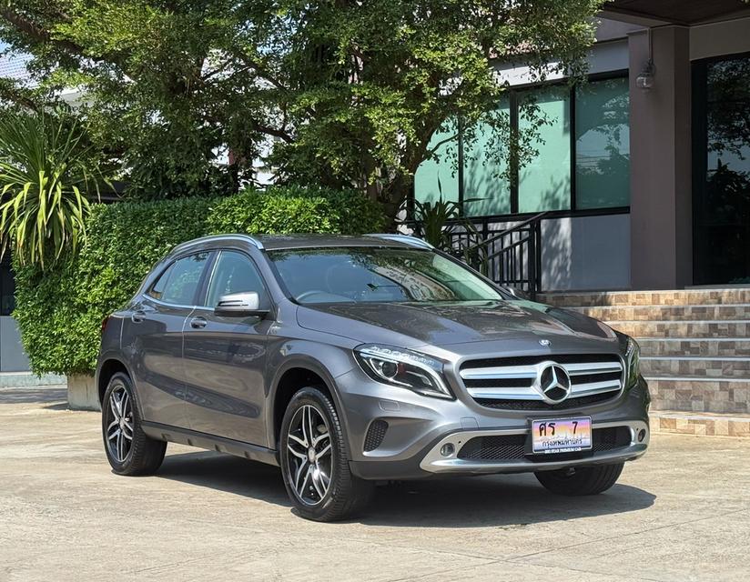 2017 BENZ GLA200 รถมือเดียวออกป้ายแดง รถวิ่งน้อย เข้าศูนย์ตามระยะ รถไม่เคยมีอุบัติเหตุครับ