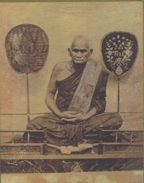 #รูปหล่อหลวงพ่อเงิน วัดบางคลาน“รุ่นปืนแตก ปี 2528”(พิมพ์เศียรโตนิยม)คราบดินเบ้าเดิมๆดูเข้มขังสวยธรรมชาติพระมวลสารเก่ายุคหลวงพ่อเงินและมีประสบการณ์