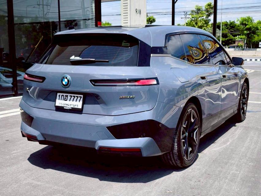 รหัสรถ KPV7777 2023 BMW iX xDrive50  M Sport สีเทา Storm Bay 14