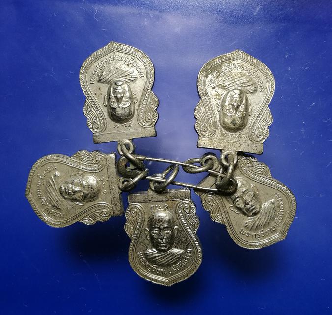 เหรียญละ300(เหมา1100)หรียญรุ่น1พระครูวิธาน ปริยัติธรรม วัดโบสถ์ราษฏร์ศรัทธา อ่างทอง กระไหล่เงินเดิม 1