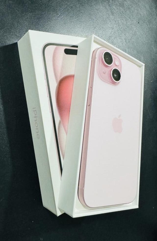 iPhone 15 สีชมพู 2