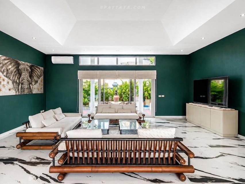 Siam Royal View Pattaya, an exclusive residential project positioned on one of Pattaya’s high viewpoints. Spacious private residence with large living 14