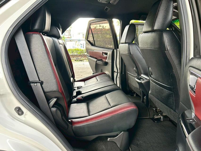 Toyota Fortuner 2.4 Legender 2WD AT ปี 2022 16