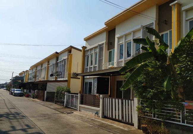 ขายทาวน์เฮ้าส์ หมู่บ้านโกลเด้น อเวนิว แจ้งวัฒนะ-ติวานนท์ เนื้อที่ 18.7 ตร.ว. 2 ชั้น 4 นอน 2 น้ำ 2