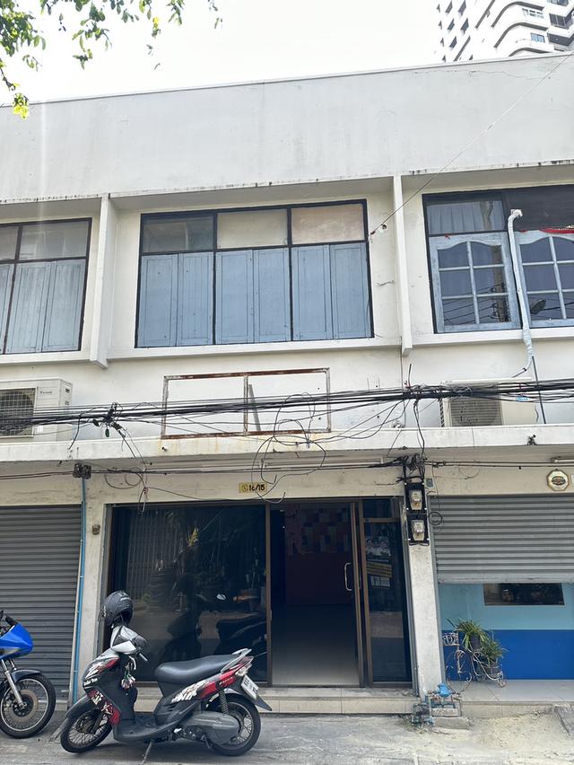 อาคารพาณิชย์ให้เช่า 2 ชั้น (11 ตรว) 1 ห้องนอน 1 ห้องน้ำ 1 ห้องครัว ถนนจันทร์ ตรงข้ามวัดไผ่เงิน เหมาะหรับหรับทำกิจการ เจ้าของประกาศเอง 12,000 บาท/เดือน 1