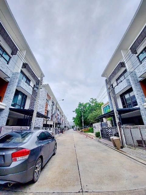 ถนนบางนาตราด กม.5 MRT ศรีเอี่ยม 1.1กม.ให้เช่าทาวน์โฮม 3ชั้น 20ตร.วา.232ตร.ม. ตรงข้าม นานาชาติราฟเฟิลส์ 1