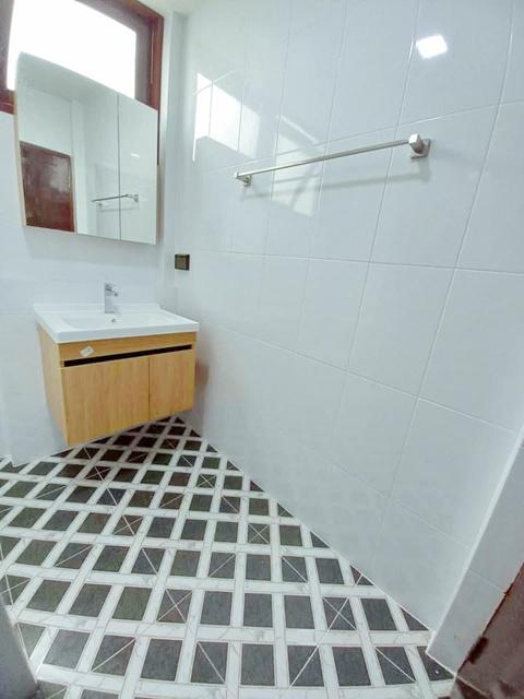 แอร์ 8 เครื่อง 6 นอน MRT บางซื่อ 2 กม.ให้เช่าบ้านเดี่ยว 2 ชั้น ใหญ่ 100 ตร.วา. 300 ตร.ม. ประชาชื่น ม.เซ็นจอห์น 2.2 กม. 7 8