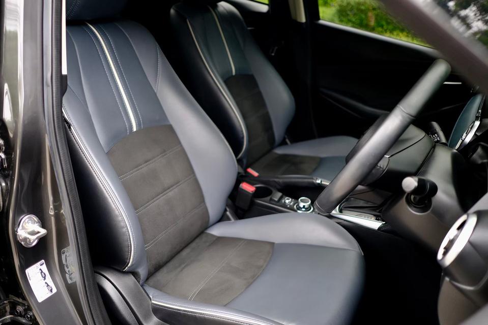 Mazda 2 1.3 S leather  เครื่องยนต์: เบนซิน   เกียร์: ออโต้  ปี: 2020 สี: เทา ไมล์ 15,xxx Km. 4