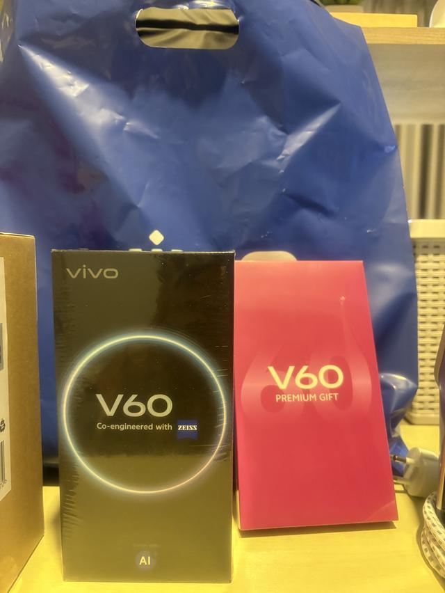 โทรศัพท์มือถือ Vivo V60 5G 12/259GB