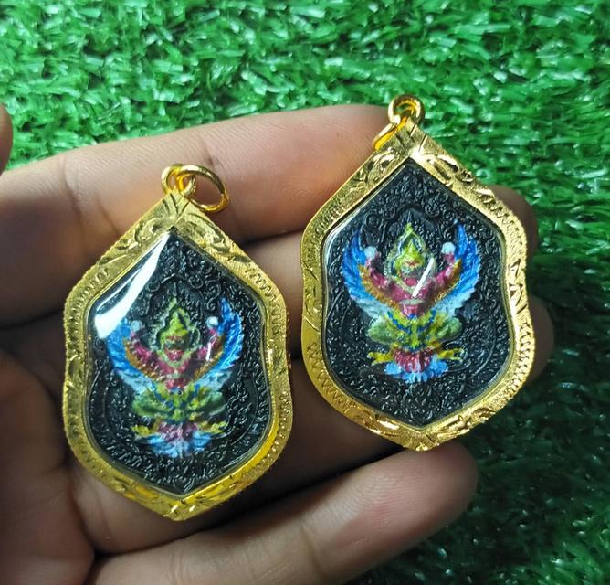 พญาครุฑหล่อ หลวงปู่อิ่ม วัดทุ่งนาใหม่ เลี่ยมไมครอนพร้อมห้อย 2 องค์