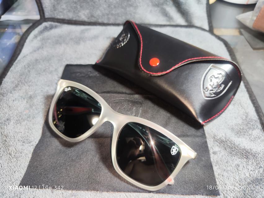 แว่นกันแดด RayBan RB4433M Scuderia Ferrari Collection F625/6G 54-20 145 3N โดดเด่นด้วยกรอบสีขาวขัดเงา ตัดกับปลายขาแว่นสีแดง อ่านรายละเอียดก่อน
