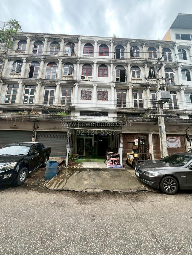 อาคารพาณิชย์ 4 ชั้น ซอยรังสิต – ปททุมธานี 2 ใกล้โลตัส รังสิต ถนนพหลโยธิน ต.ประชาธิปัตย์ อ.ธัญบุรี จ.ปทุมธานี 2