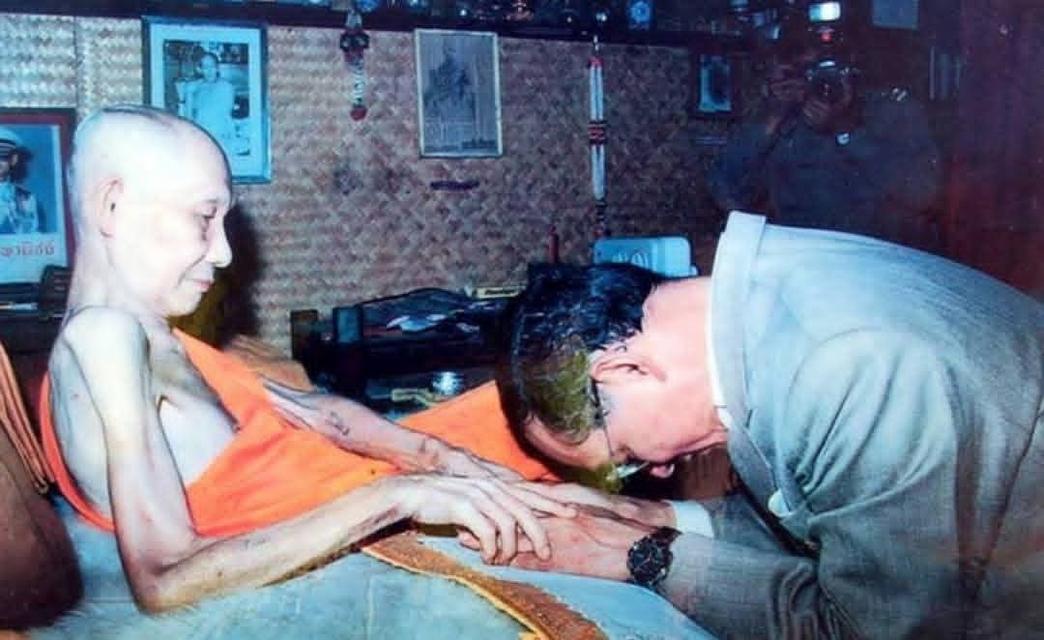 #รูปถ่ายหลวงพ่อเกษม เขมโกติดจีวรหลังปั้มยันต์หมึกแดง ขนาดกว้าง 2.7 ซม.สูง 3.6 ซม. สร้าง ปี2518 เลี่ยมเก่าคลาสสิคบ้านๆ#แท้ทันหลวงพ่อเกษมปลุกเสกครับ 3