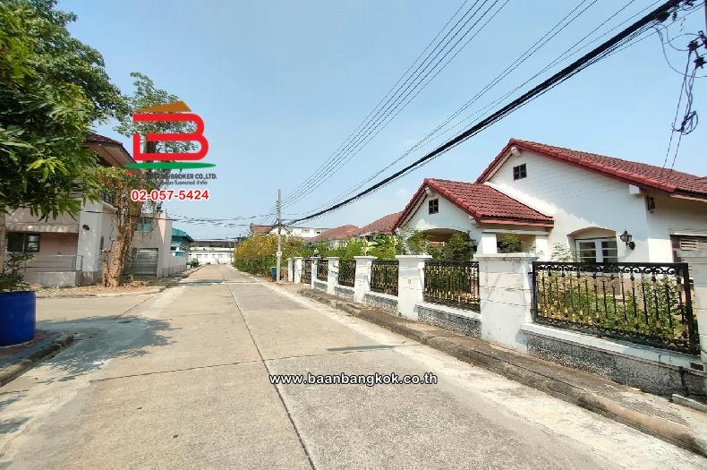 บ้านเดี่ยว หมู่บ้าน สราญธร คลอง 4 เนื้อที่ 82 ตร.ว ใกล้โลตัสคลอง 4 ตำบลบึงยี่โถ อำเภอธัญบุรี จังหวัดปทุมธานี