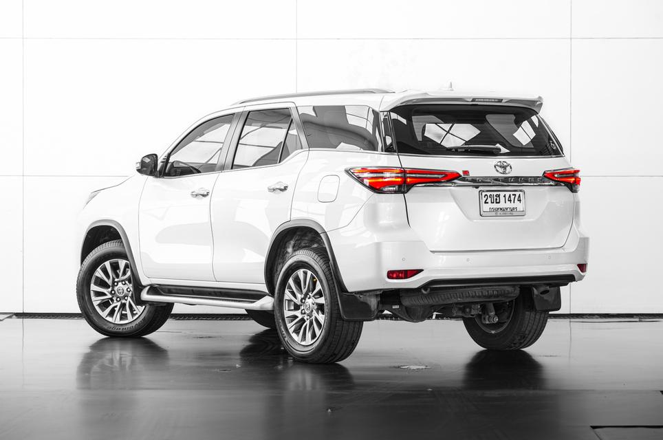 2022 TOYOTA FORTUNER 2.4 V 2WD SUV สีขาว เลขไมล์ 74065 กม.