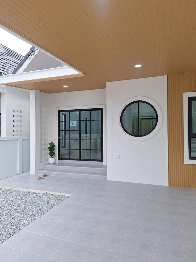 บ้านเดี่ยว ทำเลดี ห่าง รพ.พานทองเพียง 3 กิโลเมตร 2 นอน 2 น้ำ  2 จอดรถ  5