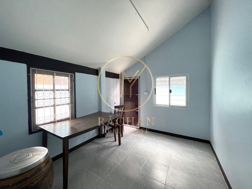 B69-296 ขายด่วน บ้านชั้นเดียว ปรับปรุงใหม่ โครงการ ช.รุ่งเรือง5  เนื้อที่ 60 ตร.ว พื้นที่ใช้สอย 130 ตร.ม 4 ห้องนอน 2 ห้องน้ำ 1 ห้องครัว 1 ห้องนั่งเล่น 19