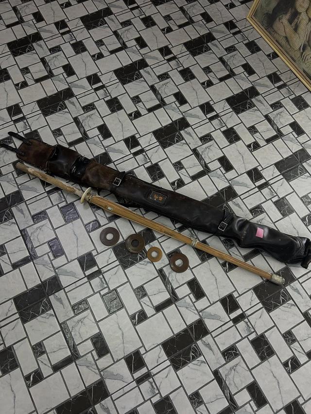 ดาบเคนโด้ ไม่ไผ่หุ้มหนัง ครบชุด พร้อมกระเป๋าหนังแท้ (ตำหนิตามภาพ)