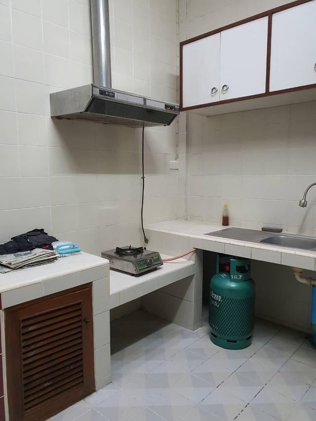 ให้เช่าทาวน์เฮ้าส์ 2 ชั้นครึ่ง หมู่บ้านพรไพลิน ลาดพร้าว 41/1 กทม. ใกล้สถานีรถไฟฟ้า MRT สถานีลาดพร้าว ห่างประมาณ 1 ก.ม.(ประมาณ 4 ป้ายรถเมล์) หน้าปากซอย 5