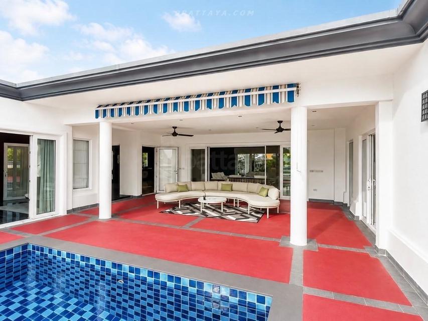 Siam Royal View Pattaya, an exclusive residential project positioned on one of Pattaya’s high viewpoints. Spacious private residence with large living 2