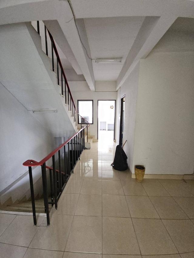 ให้เช่าอาคารพาณิชย์ 4 ชั้นมีดาดฟ้าต่างหาก ติดกับ กศน. ตรงข้ามสวนสาธารณะและสนามกีฬา มีที่จอดรถ ราคา 15,000 ต่อเดือน สนใจติดต่อคุณเก๋ง 0813567891 4