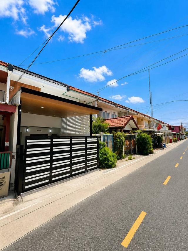 หมู่บ้านรัตนาธิเบศร์  ติดMRT 2 สถานีสามแยกบางใหญ่ และสถานีตลาดบางใหญ่ทาวน์เฮาส์ 2 ชั้น ตกแต่งใหม่พร้อมอยู่ 2