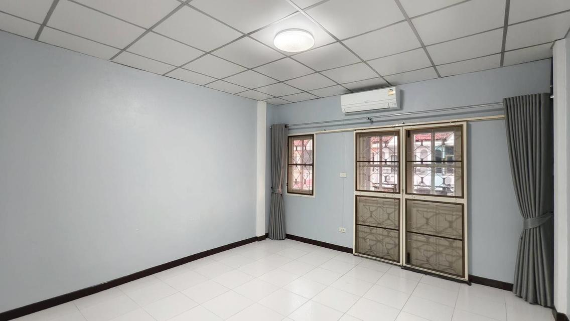 ให้เช่าทาวน์เฮ้าส์2ชั้น หมู่บ้านฟ้ารังสิต ธัญญะคลอง4 รังสิต ติดถนนรังสิต-นครนายก ปทุมธานี ใกล้ทางด่วน,โลตัส,ดรีมเวิล์ด พท.16 ตรวา.2นอน,2น้ำ 1ครัว แอร 18