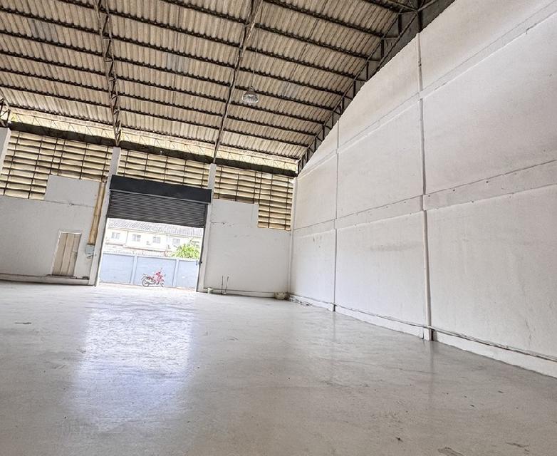 ให้เช่าโกดัง ทำเลดีมาก ริมถนนเทพารักษ์ กม.26 เข้าซอย 40 เมตร / พื้นที่โกดัง 400 ตารางเมตร (20 x 20 เมตร) 3