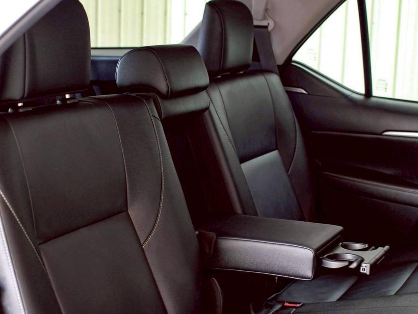 TOYOTA FORTUNER 2.4 V 4WD LEADER ปี 2022 โฉม ปี15-ปัจจุบัน เครื่องดีเซล เกียร์ Auto สีขาว 7 ที่นั่ง ไมล์แท้เพียง 54,829 km. 13