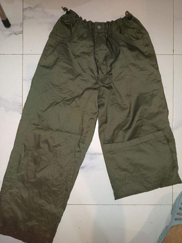 กางเกงผ้าร่ม Nike สีเขียวขี้ม้า 31" ยึดได้ถึง 37" รูปที่ 2