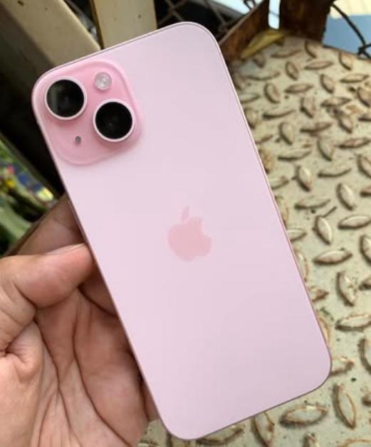 iPhone 15 สีชมพู