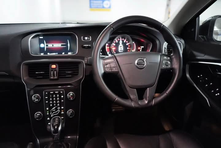 Volvo V40 มือสองสวยมาก 8