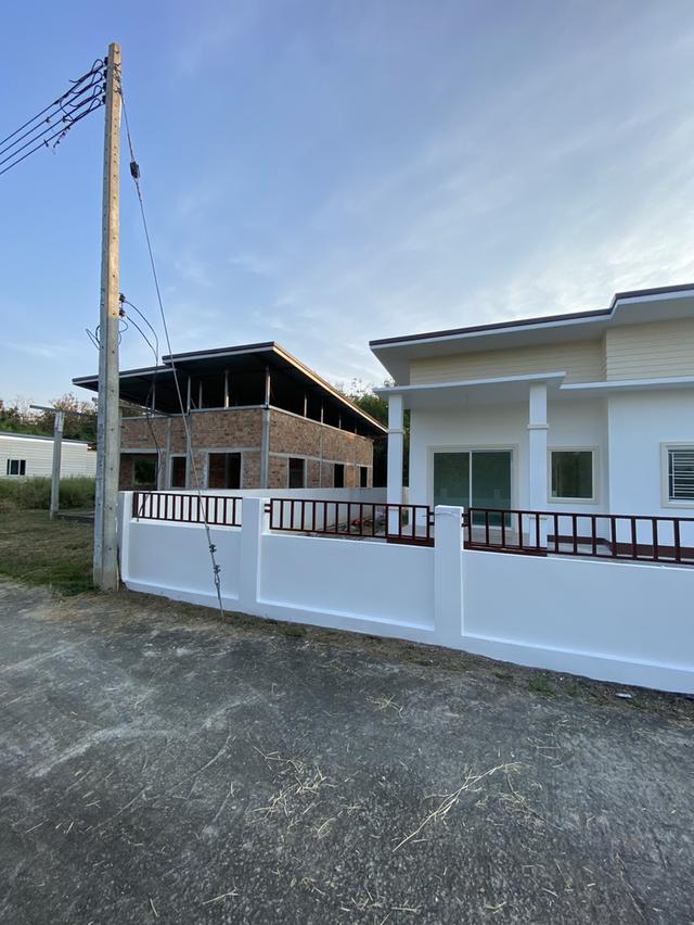 บ้านใหม่ชั้นเดียวเนื้อที่ 50 ตรว 3นอน 2น้ำ ครัว รับแขกกว้าง จอดรถ 2คัน ใกล้ถนนต้นยางแค่ 100เมตร 2