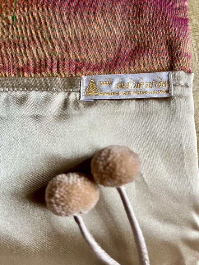 ธนบัตรที่ระลึก 100 บาท เฉลิมพระเกียรติสมเด็จพระนางเจ้าสิริกิติ์ฯ เฉลิมพระชนมพรรษา 6 รอบ ซองผ้าไหม รูปที่ 11