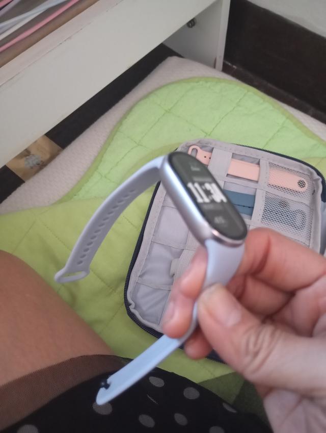 Mi band 10 ของใหม่ มีกล่อง สายชาร์จและสายเปลี่ยน5เส้น พร้อมกระเป๋าใส่สาย