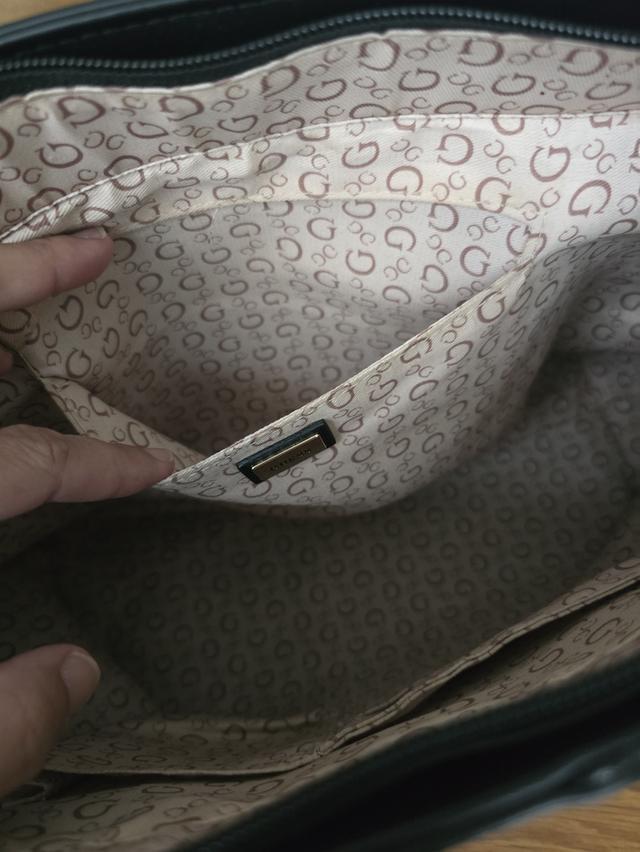 GUESS กระเป๋าสะพายบ่า สีเทาดำ โซ่ทอง