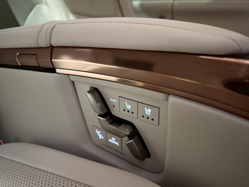 Lexus LM350h 4 ที่นั่ง สีขาว Wrap สีพิเศษ รูปที่ 15