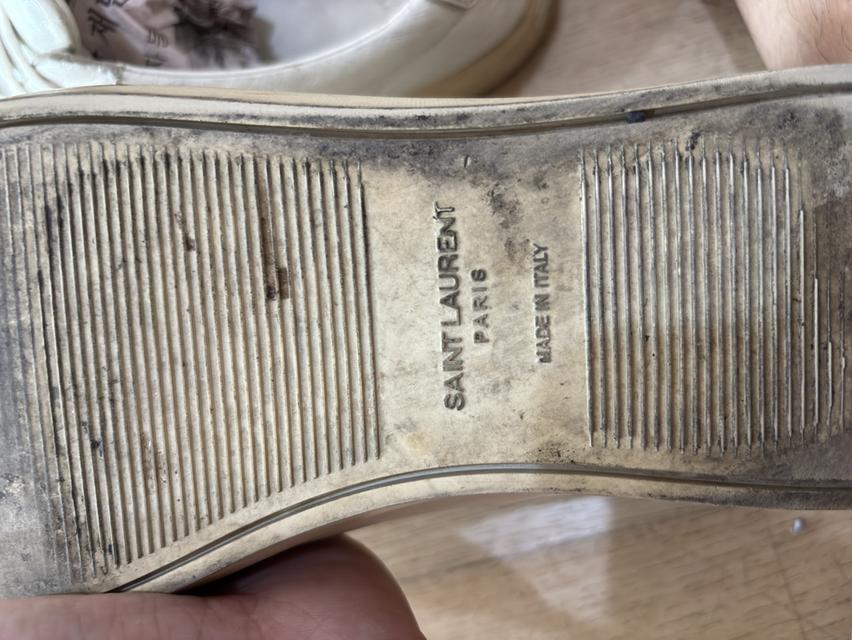 Saint Laurent Leather Sneakers  Size 38-39 รุ่น Andy  ของแท้แน่นอน100%  มีรอยตามรูปภาพ หนังแท้ กัดนิดหน่อย  ปล่อย 1500 รูปที่ 6